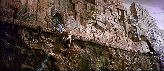 『ラビリンス －魔王の迷宮－』 1986　約55分：城壁のすぐ外、やや下から