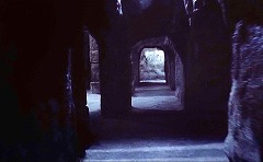 『デモンズ 3』 1989　約10分：教会の地下