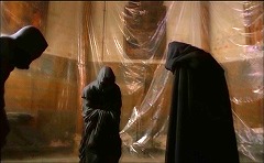 『デモンズ' 3』 1989　約11分：黒衣の僧の彫像