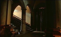 『デモンズ' 3』 1989　約13分：階段　手前右に図書室
