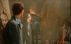 『デモンズ' 3』 1989　約18分：地下　奥に上り階段