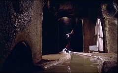 『デモンズ' 3』 1989　約28分：地下の通路、低い位置から