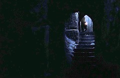 『デモンズ' 3』 1989　約37分：地下のさらに下層への階段