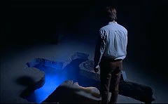 『デモンズ' 3』 1989　約40分：十字架が落ちた後の空洞からの青い光