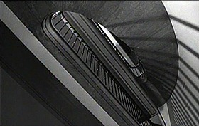 『ナディア』 1994　約59分：ニューヨークのアパルトマン、階段、下から