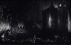 『恐怖　ブランチヴィル（ブランシュヴィル）の怪物』 1963　約1分：雨の夜の城、外観