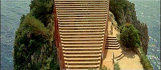 『軽蔑』 1963　約1時間29分：カプリ島のマラパルテ邸、屋上への階段