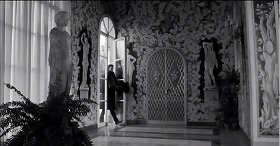 Un angelo per Satana　1966　約4分：玄関広間