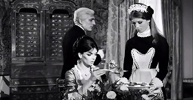 Un angelo per Satana　1966　約20分：食堂、左奥にキャビネット