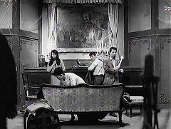 『ウルトラＱ』第9話「クモ男爵」 1966　約9分：広間、暖炉の上に肖像画(?)