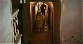 『怪奇な恋の物語』 1968　約34分：ヴィッラ、廊下　手前に階段