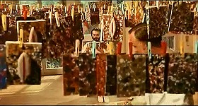 『怪奇な恋の物語』 1968　約1時間38分：主人公の新たな部屋、紐に吊した小品群