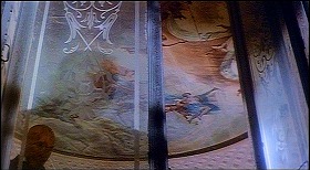 『リサと悪魔』 1973　約58分：庭に面した窓のある部屋の天井画