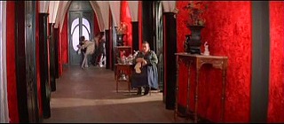『サスペリア』 1977　約26分：一階廊下(?)