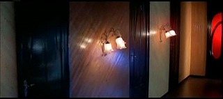 『サスペリア』 1977　約49分：二階(?)、明るい色の廊下