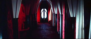 『サスペリア』 1977　約49分：一階廊下(?)