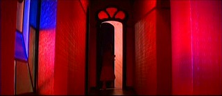『サスペリア』 1977　約1時間23分：二階(?)の脇廊下