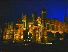『白蛇伝説』 1988　約4分：ダンプトン卿の館、夜の外観