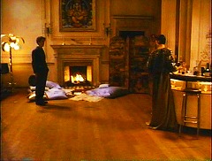 『白蛇伝説』 1988　約35分：「神殿の家」ことレディ・シルヴィア・マーシュの館、居間
