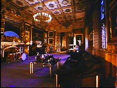 『白蛇伝説』 1988　約1時間2分：ダンプトン卿の館の一室