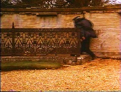 『白蛇伝説』 1988　約1時間14分：『白蛇伝説』 1988　約31分：「神殿の家」、空掘り（ドライエリア）への降り口