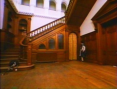 『白蛇伝説』 1988　約1時間19分：「神殿の家」、ドーム吹抜の下方、階段
