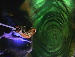 『白蛇伝説』 1988　約1時間23分：「神殿の家」、地下、白蛇の窩（あな）
