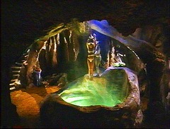 『白蛇伝説』 1988　約1時間23分：「神殿の家」、地下