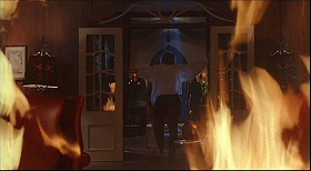 『ネクロノミカン』 1993　約17分：第1話「ザ・ドラウンド」　過去、葬儀、暖炉の炎越しに