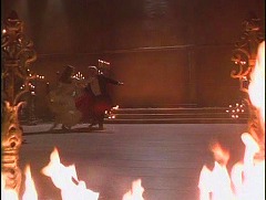 『レスリー・ニールセンのドラキュラ』 1995　約1時間3分：伯爵とミナの踊り、暖炉の炎越しに