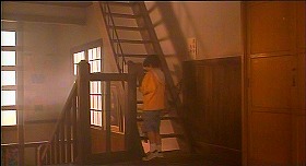 『学校の怪談２』 1996　約24分：学校、二階から屋根裏への階段