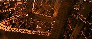 『ハリー・ポッターと賢者の石』 2001　約48分：ホグワーツの階段広間