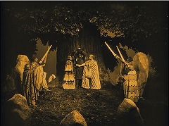 『ニーベルンゲン　第一部　ジークフリート』 1924　約1時間17分：誓約の握手をするジークフリートとグンター、間にハーゲン