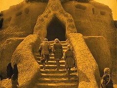 『ニーベルンゲン　第二部　クリームヒルトの復讐』 1924　約57分：フン族の城でグンター王たちが通された部屋の入口