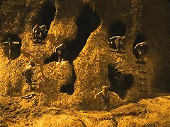 『ニーベルンゲン　第二部　クリームヒルトの復讐』 1924　約1時間12分：フン族の洞窟への出入口