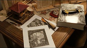 『ベビー・ルーム』 2006　約54分：「もう一つの家」のある部屋、机の上にピラネージの画集と《牢獄》の図版