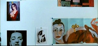 『抱擁のかけら』 2009　約41分：マテオの事務室の壁、右下にクレメンテ《アルバ》(1997)の図版