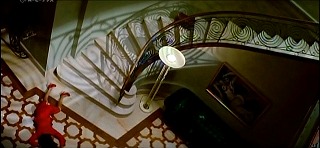 『抱擁のかけら』 2009　約1時間7分：マルテルの屋敷、階段室、上から＋マティス《青のヌード　ビスクラの想い出》(1907)