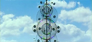 『抱擁のかけら』 2009　約1時間19分：ランサローテ島、セサル・マンリケ《風の玩具　『フォボス』》(1994-95)