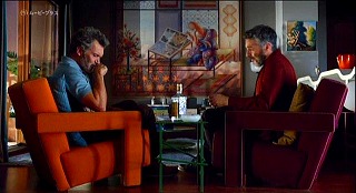『ペイン・アンド・グローリー』 2019　約1時間13分：サルバドールの家の居間　奥にギジェルモ・ペレス・ビジャルタ《美術書を見る芸術家》