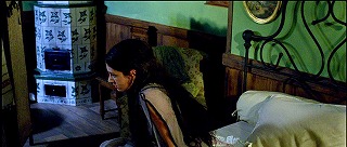 『ダリオ・アルジェントのドラキュラ』 2012　約46分：ルーシーの部屋、左奥にカッヘルオーフェン