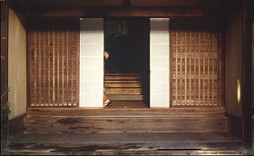 『草迷宮』 1978　約28分：屋敷の玄関