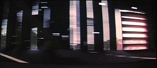 『マウス・オブ・マッドネス』 1995　約35分：屋根付橋通過中に視界をかすめた眺め