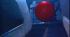 『学校の怪談３』 1997　約27分：自走する大球送りの赤玉