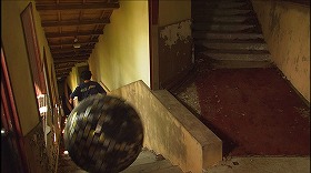 『ドッペルゲンガー』 2002　約1時間37分：階段を落ちていくミラーボール