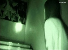 『戦慄怪奇ファイル コワすぎ！ FILE-04 真相！トイレの花子さん』 2013　約9分：二階と三階の間の踊り場＋壁に絵