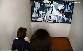 『戦慄怪奇ファイル コワすぎ！ FILE-04 真相！トイレの花子さん』 2013　約41分：二階と三階の間の踊り場＋ピカソ《ゲルニカ》（1937）の複製