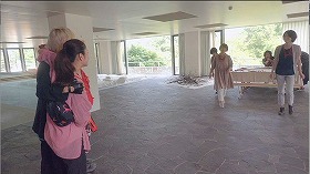 『オカルトの森へようこそ THE MOVIE』 2022　約1時間14分：「祟りの里」二階、広間