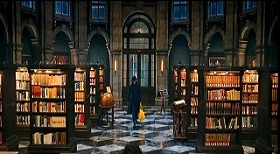 『ガンパウダー・ミルクシェイク』 2021　約13分：図書館、奥の受付側から入口の方を見る