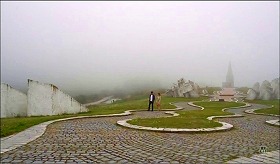 『すべて、至るところにある』 2024　約15分：エヴァとジェイ　セルビアのウジツェの北西14kmにあるカディニャチャ記念公園